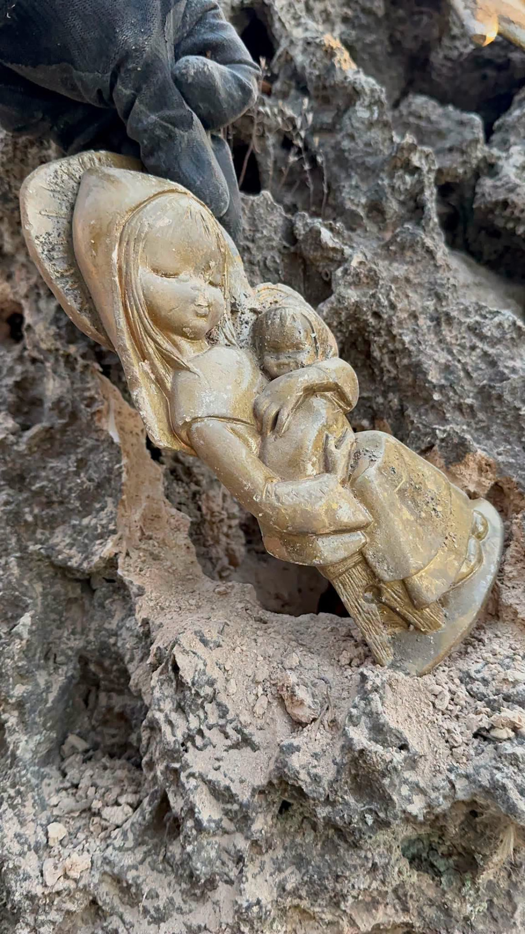 Escultura de oro en terreno ancestral